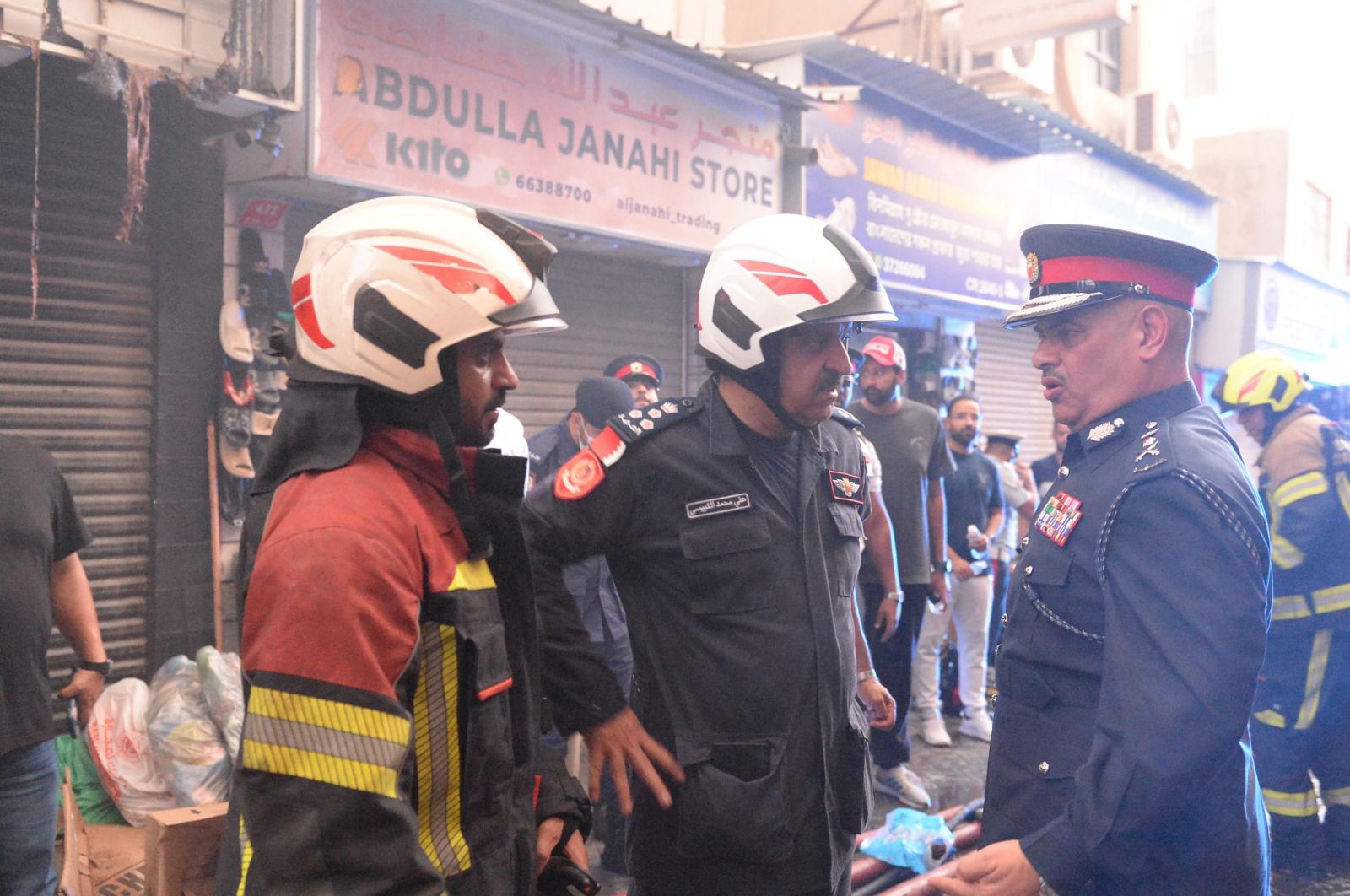 الدفاع المدني يواصل جهوده المكثفة لإخماد الحريق الذي اندلع بسوق المنامة القديم ويدفع بـ 16 آلية و 63 ضابطاً وفرداً ، فيما تباشر الجهات المختصة إجراءاتها اللازمة في الموقع .<